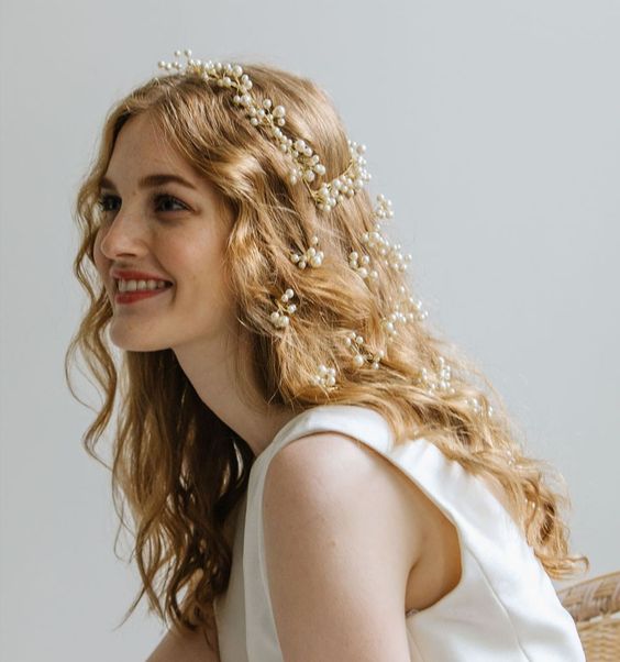 capelli sposa sciolti ricci mossi con perle