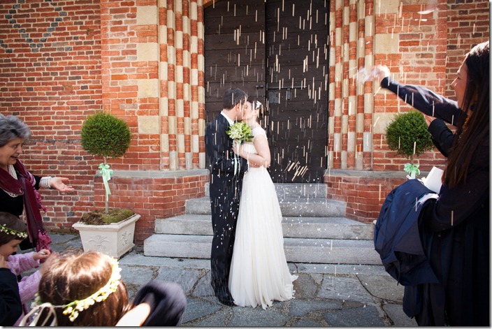foto di spose vere bacio davanti alla chiesa e lancio del riso