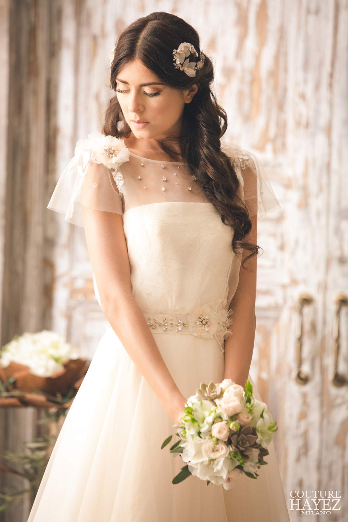 cornice pesca abito da sposa con ricamo rosa pastello couture hayez milano