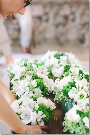 allestimento fiori in chiesa per matrimonio bianchi e verdi