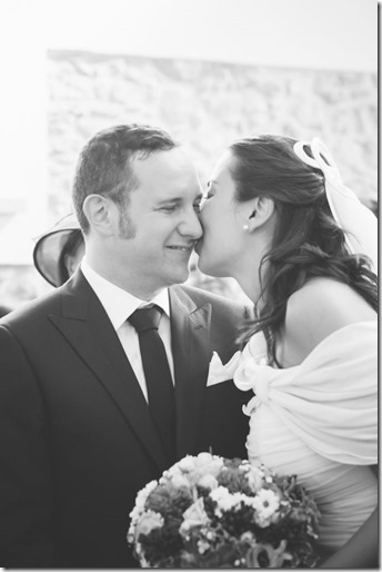 sposa bacia lo sposo sulla guancia