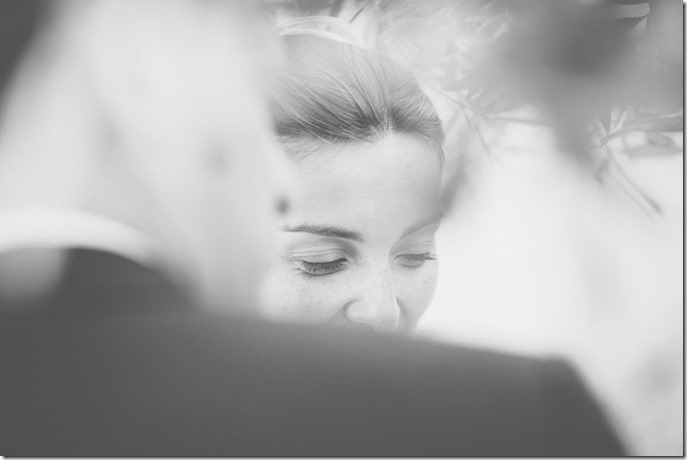 foto in bianco e nero della sposa che guarda in basso