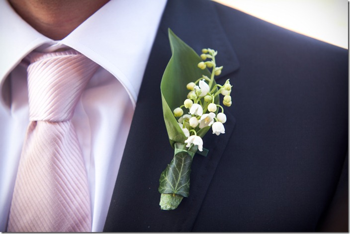 foto sposo, cravatta sposo rosa, boutoniere ispirazioni, foto indossare fiore sposo, abbigliamento sposo