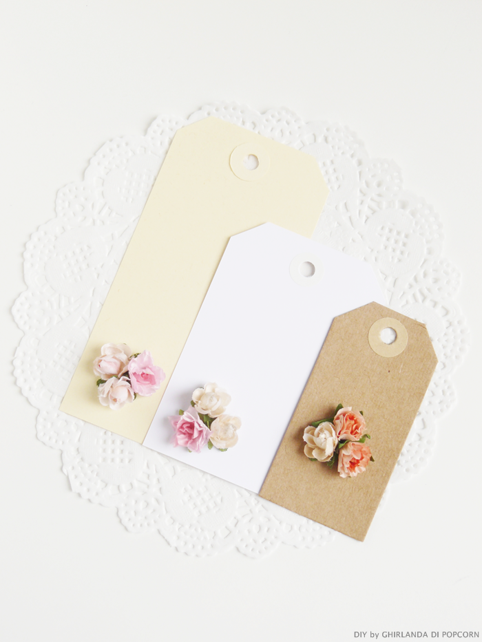 tag con fiorellini in carta, palette pastello matrimonio, creare tag bomboniere, romantic tags,
