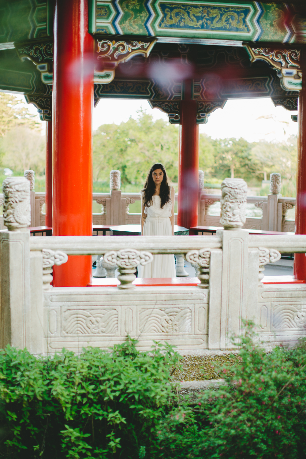 sposa in gazebo cinese con colonne rosse