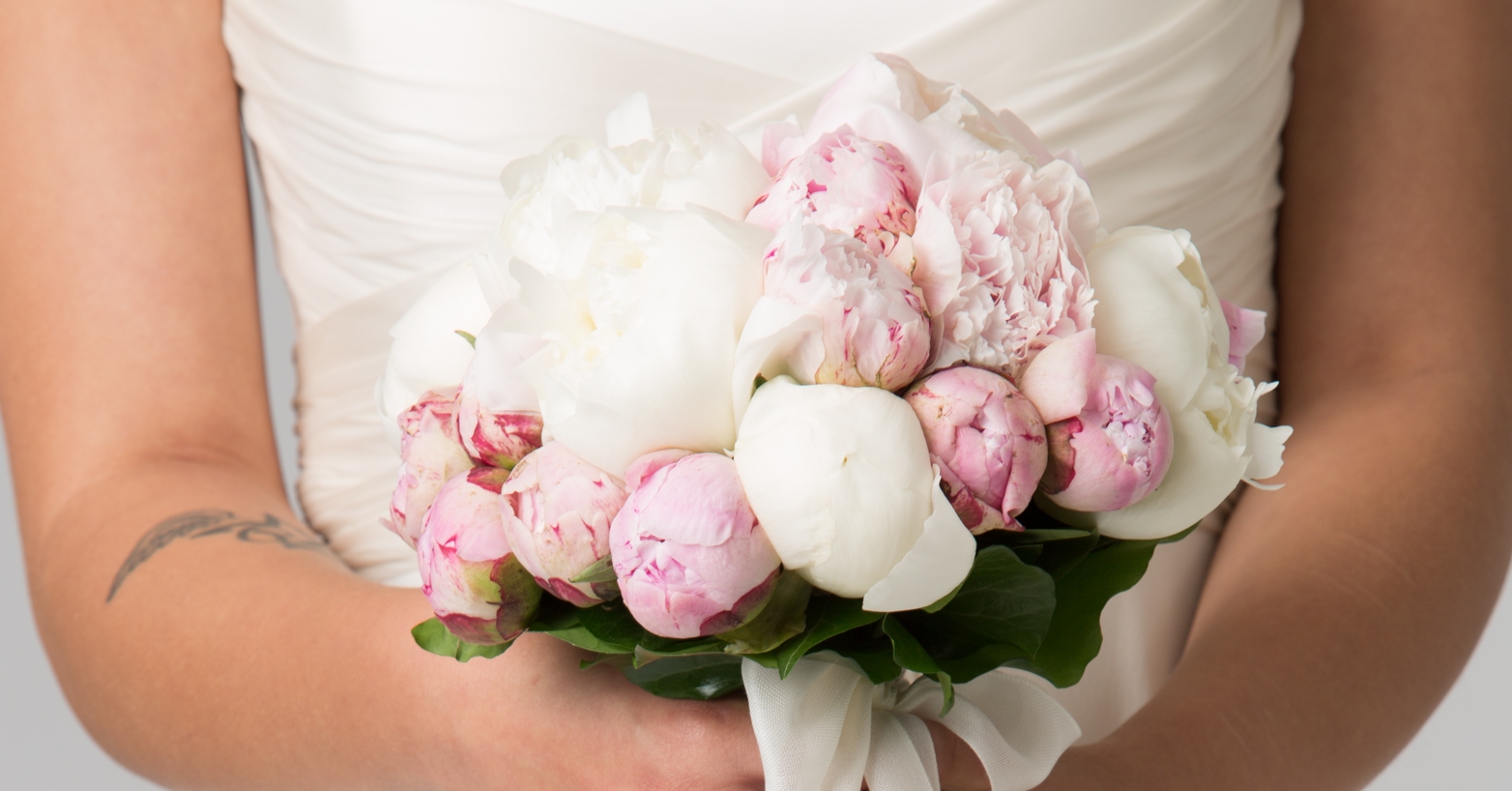 Bouquet-peonie-abito-georgette bouquet sposa peonie, abito sposa georgette bianca, abito scivolato sposa, abito sposa leggero couture hayez