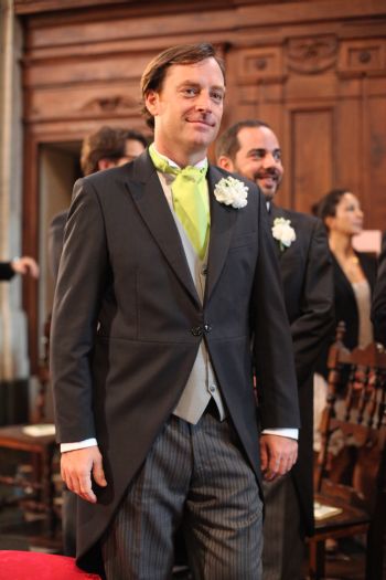 sposo-chiesa-tait-cravatta-verdemela-con-fiore-allocchiello-wedding-italy-foto-altrelucifotografia