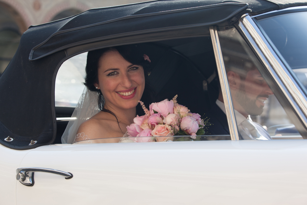 sposa in macchina, le spose di couture hayez, real bride, sposa che guarda dal finestrino