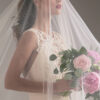 sposa con velo e bouquet, ispirazione sposa romantica, sposa elegante