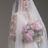 sposa con maniche, sposa con bouquet e velo, abito sposa lavorazione sartoriale