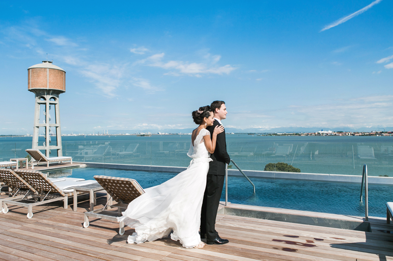 matrimonio di lusso a Venezia, coppia di sposi, vista sulla laguna,abito sposa fluttuante