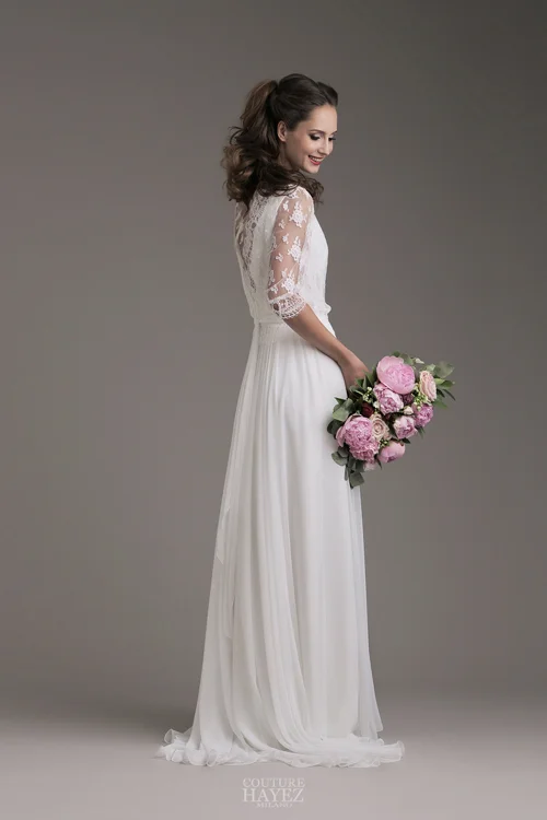 sposa con bouquet rosa