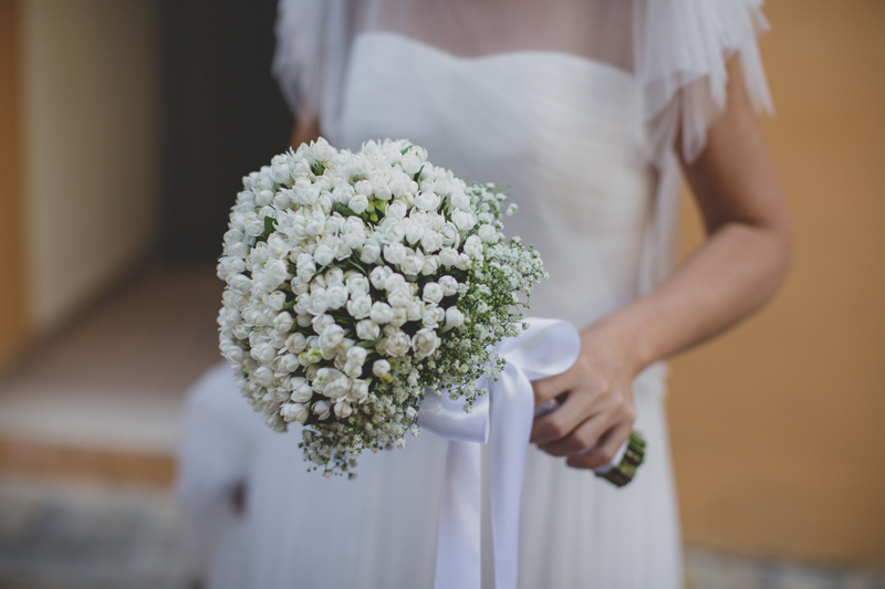 bouquet sposa tondo, fiori mughetto,ghypsofila,nastro raso bianco