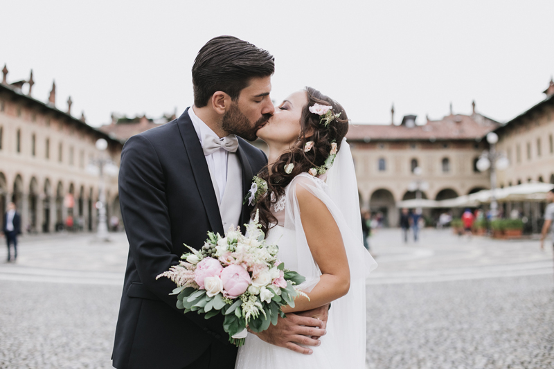 matrimonio gianluca gazzoli, sposi nella piazza di Vigevano, foto sposi con bouquet