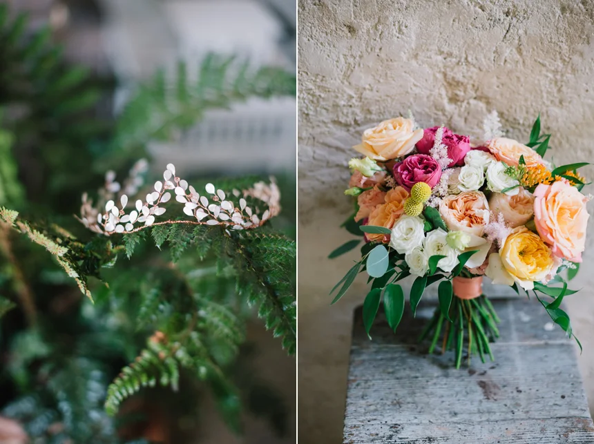coroncina per capelli dorata, bouquet sposa con fiori colorati e nastro in raso
