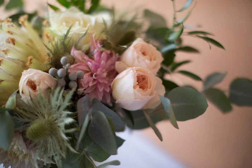 bouquet sposa dettaglio, rose color pesca, fiori grassi, bacche, dalia rosa