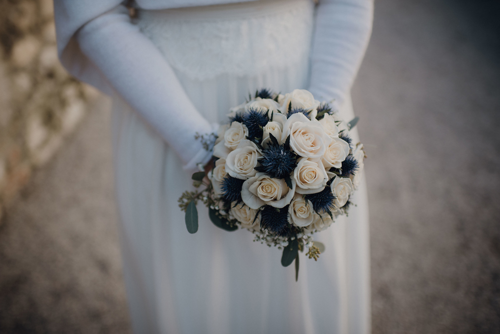 bouquet sposa invernale, rose bianchi cardi blu