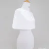piccola mantella da sposa in maglia bianca per matrimonio invernale