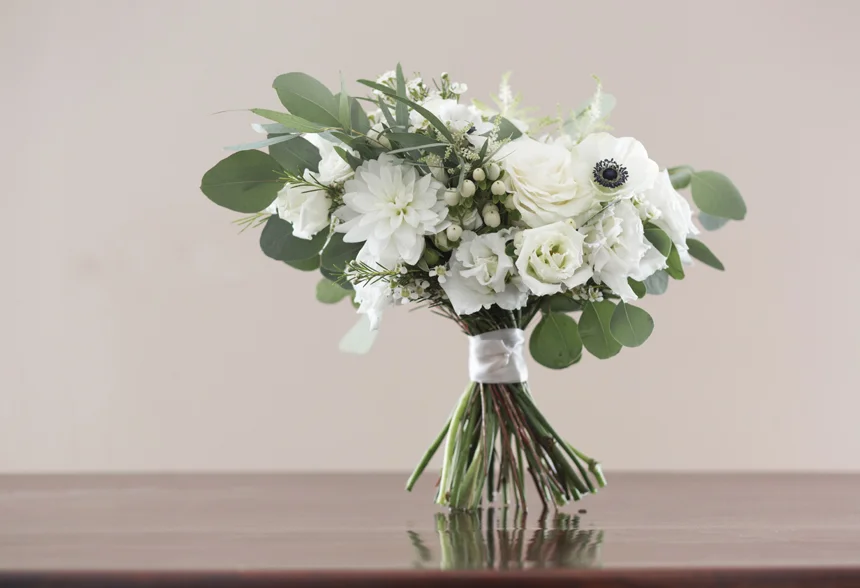 bouquet sposa boho con anemoni, dalie e eucalipto