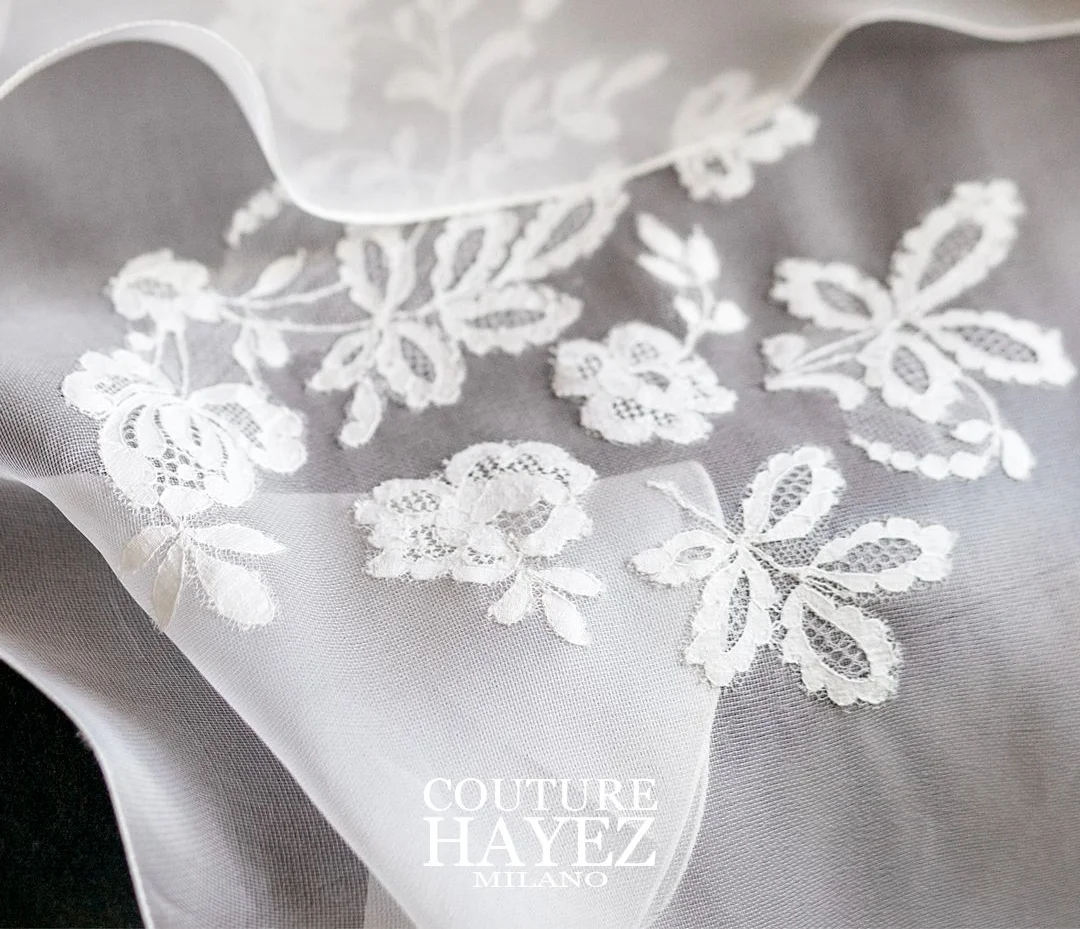 applicazioni in pizzo francese su abito da sposa modello Eloise Couture Hayez Atelier