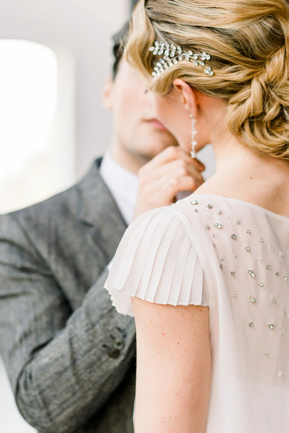 accessori capelli sposa brillanti, abito sposa con maniche corte, sposa stile anni 20