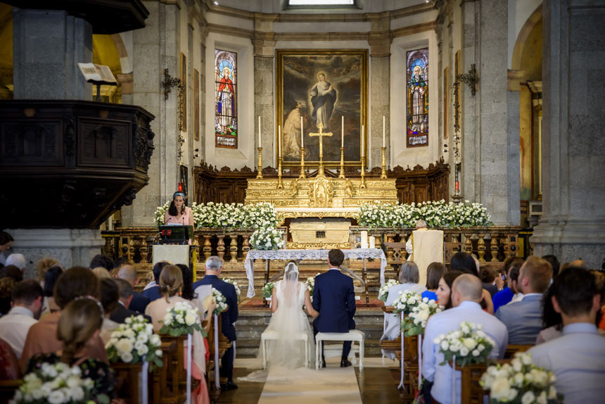 matrimonio in chiesa, altare maggiore, decorazione floreale chiesa