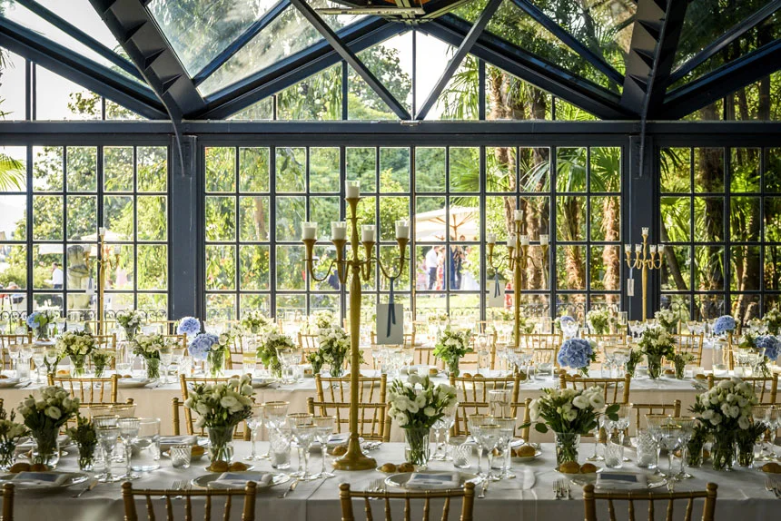 mise en place tavolo imperiale bianco e azzurro, villa rusconi clerici, allestimenti floreali bianchi