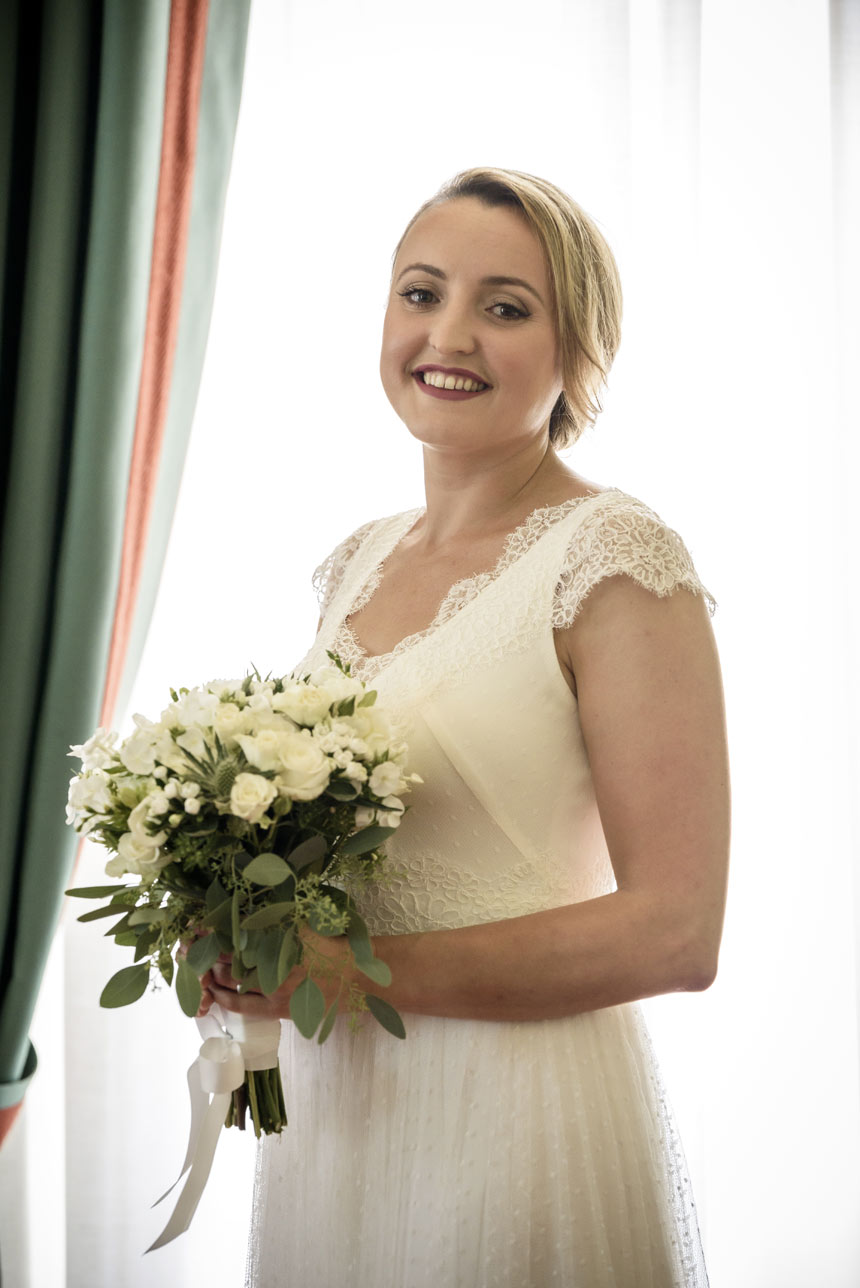 bouquet sposa con kisianthum e foglie di eucalipto, corpino sposa in pizzo con maniche corte, couture hayez