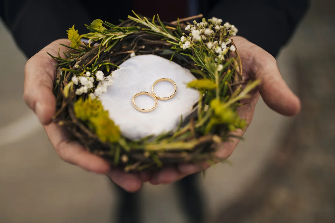 cuscinetto portafedi a forma di nido, fedi nuziali in oro