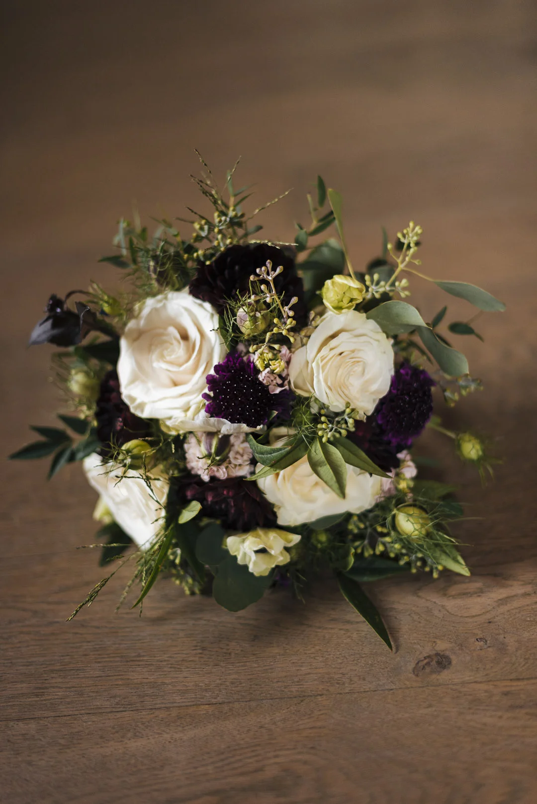bouquet da sposa naturale, bouquet sposa rosso rubino e rosa tea