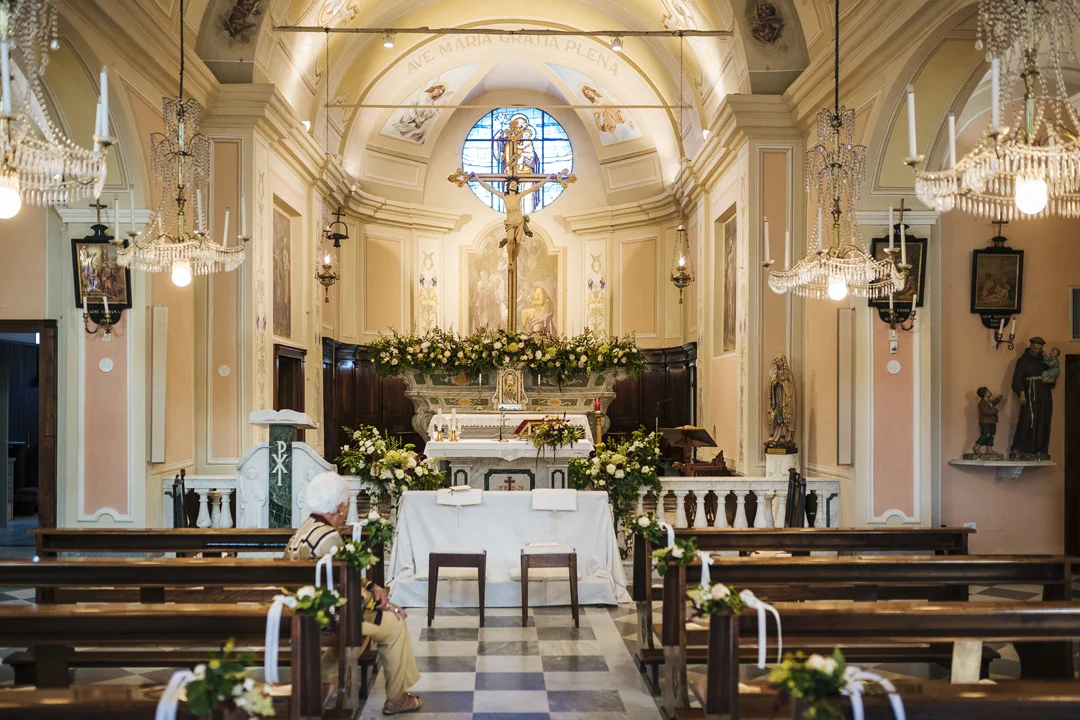 decorazione floreale chiesa, allestimento interno chiesa