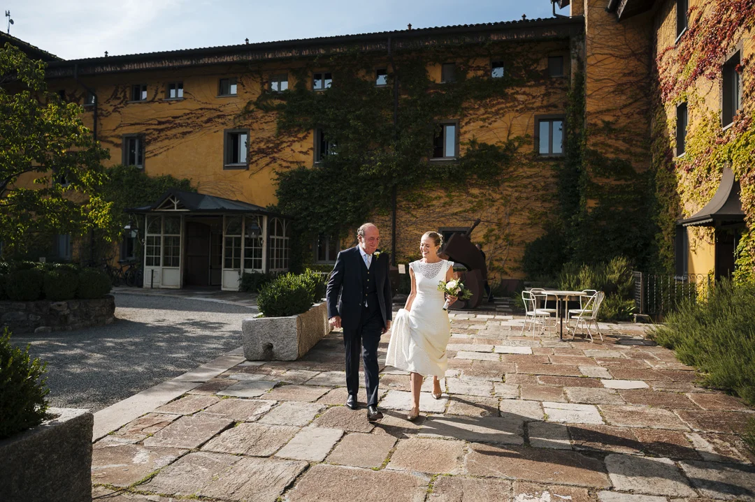 sposa con ballerine argento e padre della sposa
