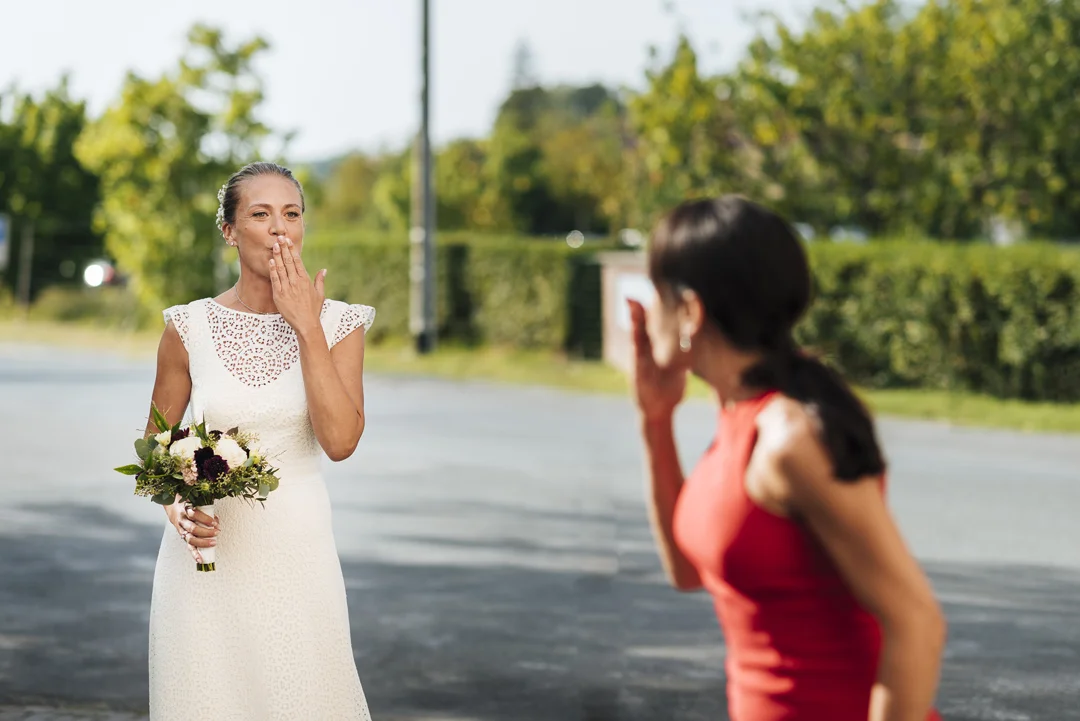 sposa e sorella, bouquet da sposa bianco e rosso vino