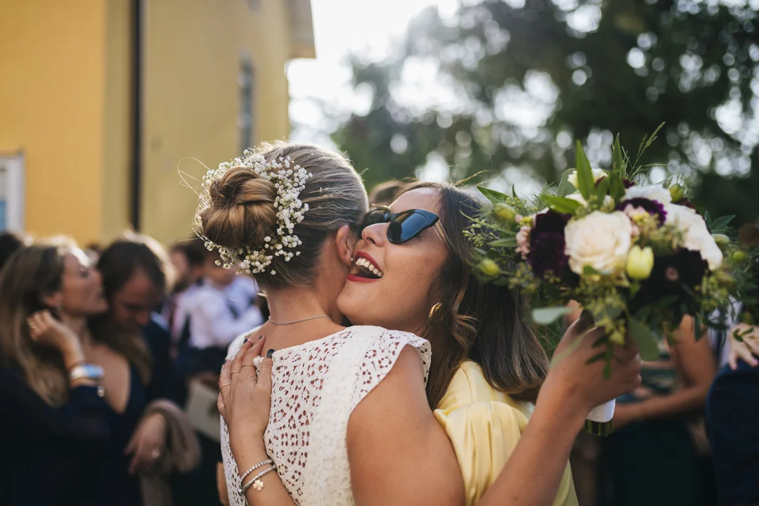 le congratulazioni degli ospiti alla sposa