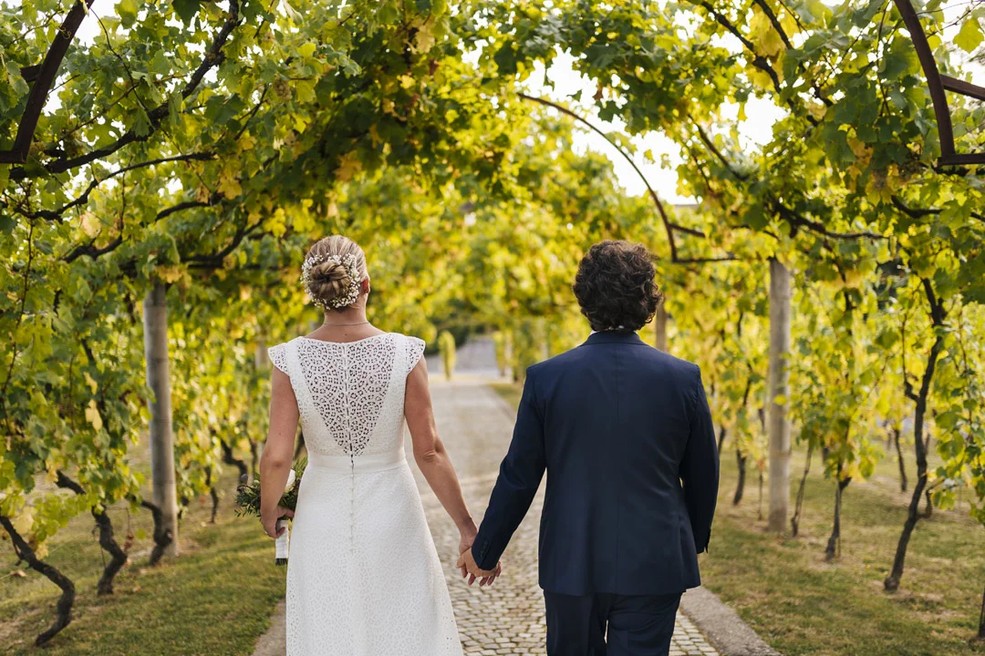 pose foto sposi in vigneto, matrimonio-a-villa-sparina-tra-le-colline-del-gavi