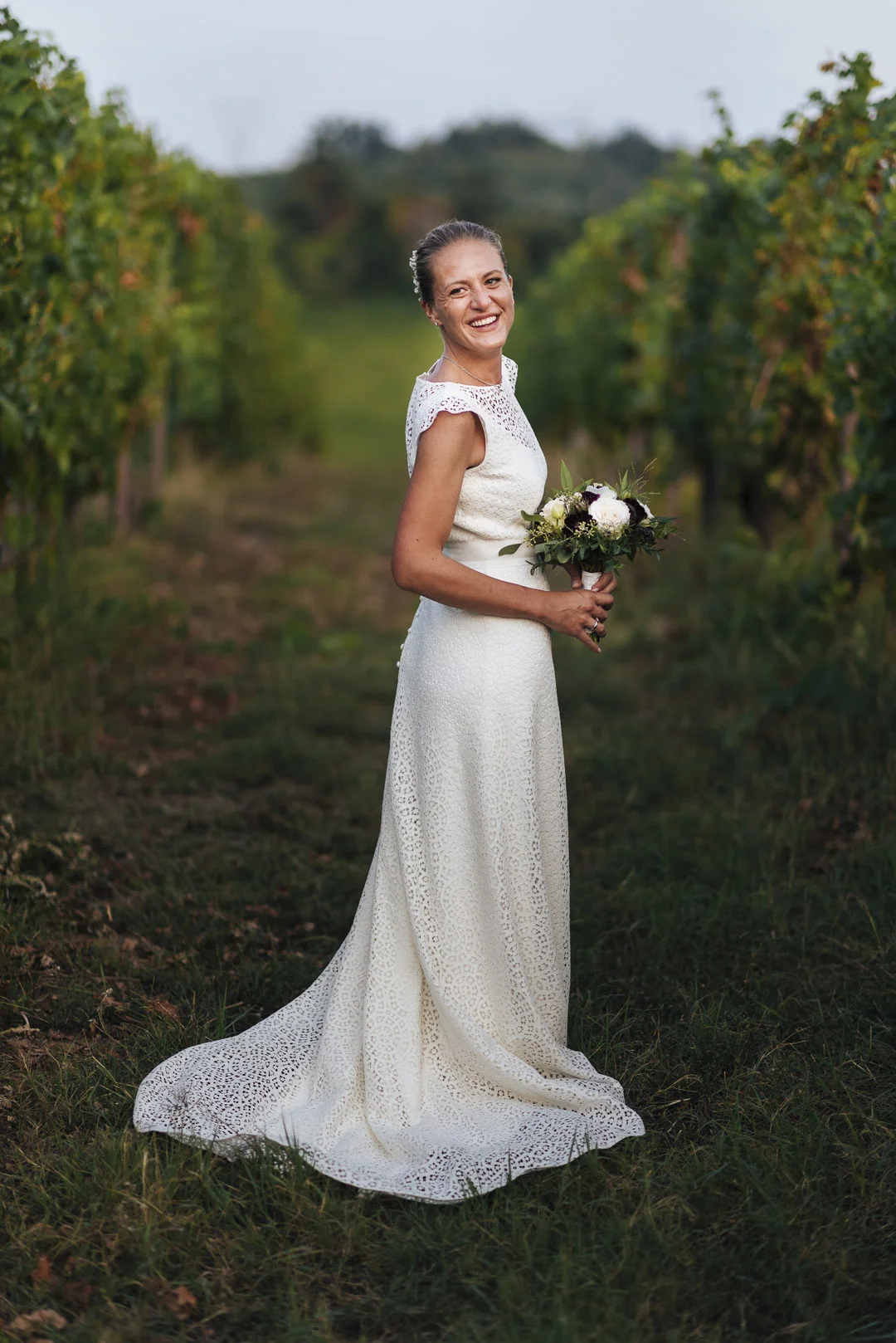 vestito sposa semplice in pizzo francese con maniche corte e scollo a barchetta, couture hayez