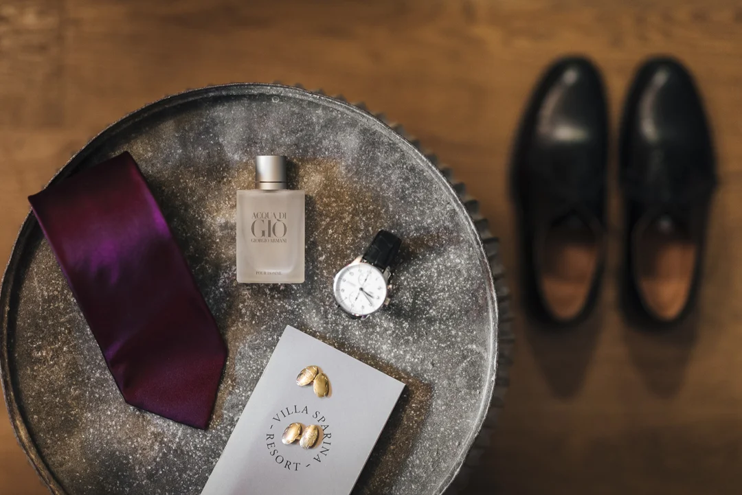dettagli outfit dello sposo, profumo acqua di giò, gemelli in oro, scarpe sposo stringate