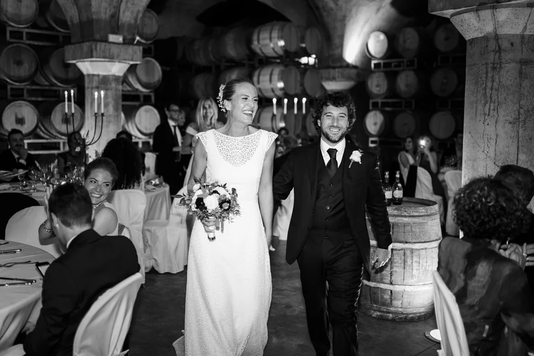 l'arrivo degli sposi, abito sposo elegante scuro, abito sposa bianco in pizzo moderno