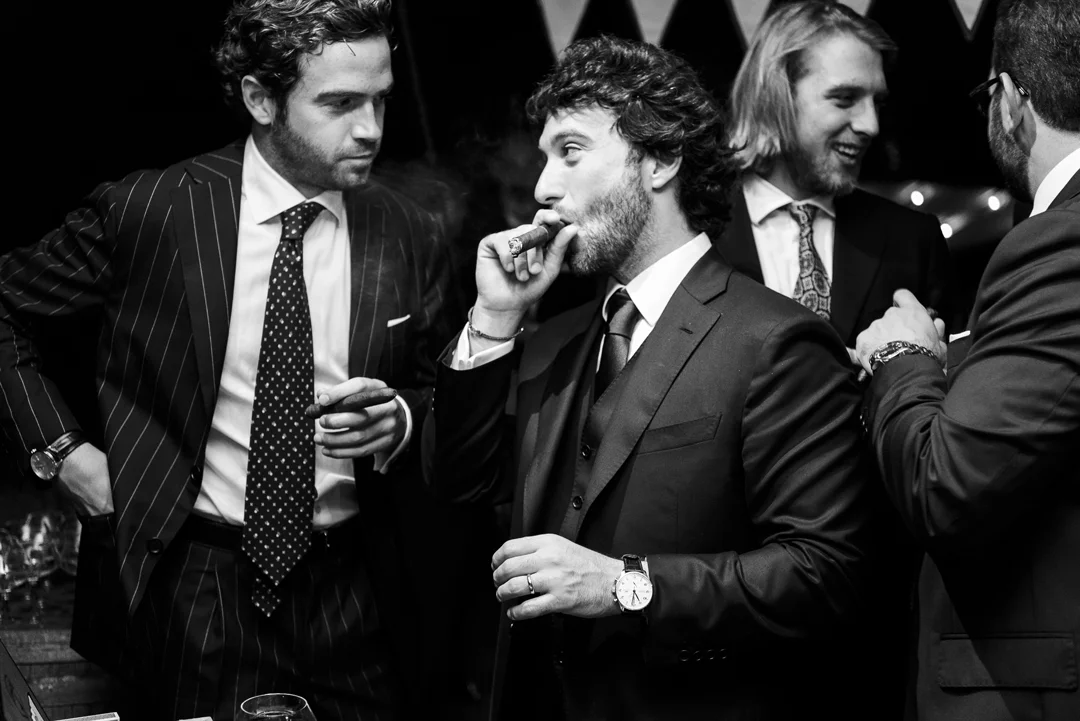 sposo che fuma, amici dello sposo, festa matrimonio