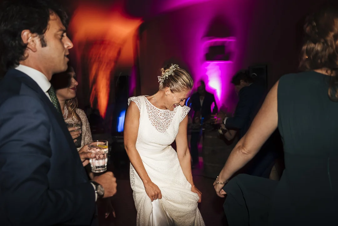 vestito da sposa con manichine corte in pizzo scivolato
