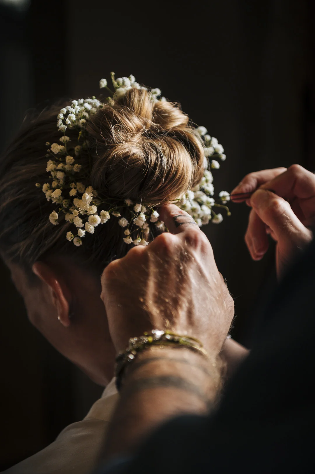 raccolto da sposa con coroncina di fiori, chignon alto