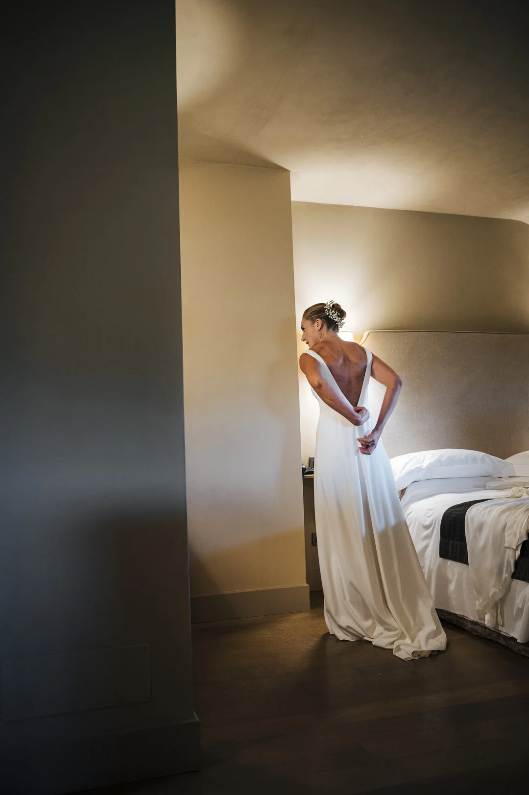 abito sposa stile Carolyne Bessette, abito sposa taglio lineare, couture hayez, abito da sposa schiena scoperta