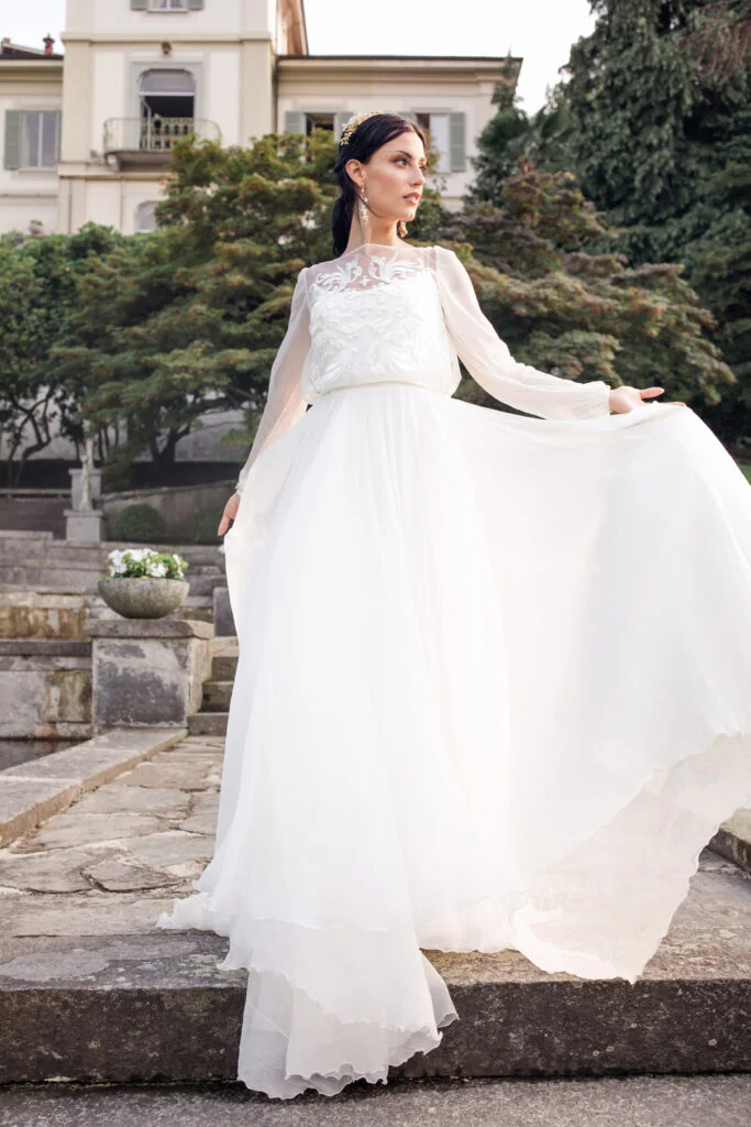 vestito da sposa con ricami in stile liberty. abiti da sposa 22, abiti da sposa milano, abiti da spos ain chiffon eleganti, abito in chiffon con maniche lunghe