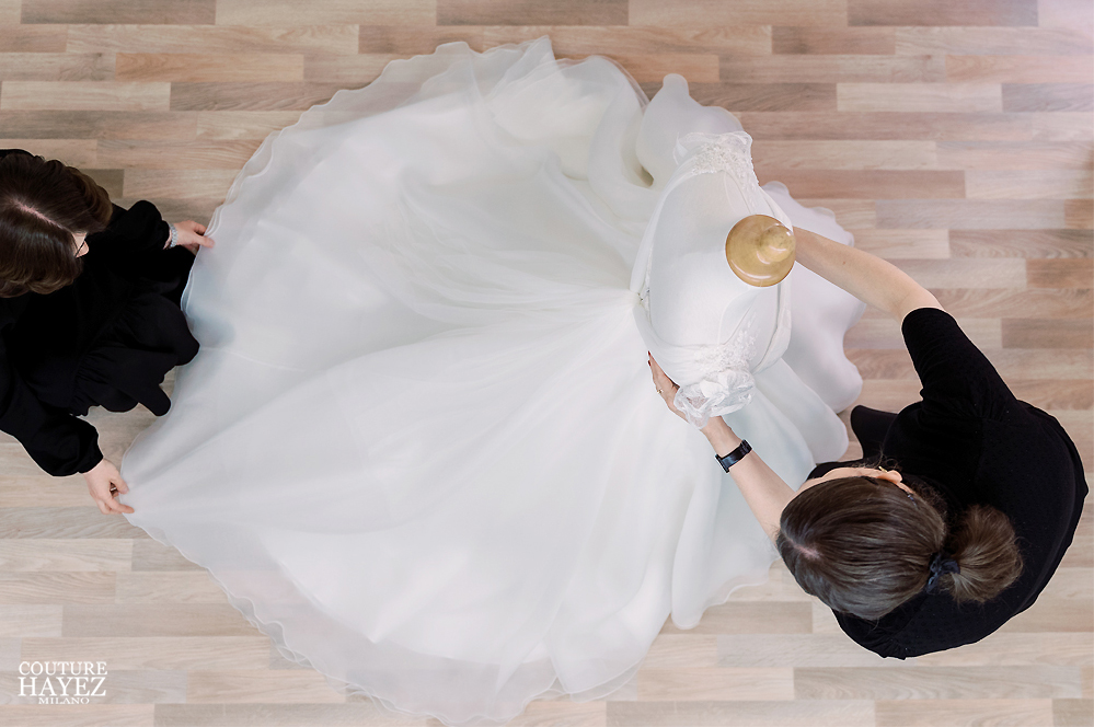 Un abito da sposa su misura Couture Hayez Atelier è come un dipinto unico e raro.