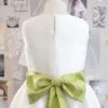 abito damigella bambina con fiocco, abito damigella bimba bianco con cintura verde, vestito damigella bambina con fiocco