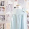 abito da cerimonia bambina in georgette celeste con fiocco su spalla