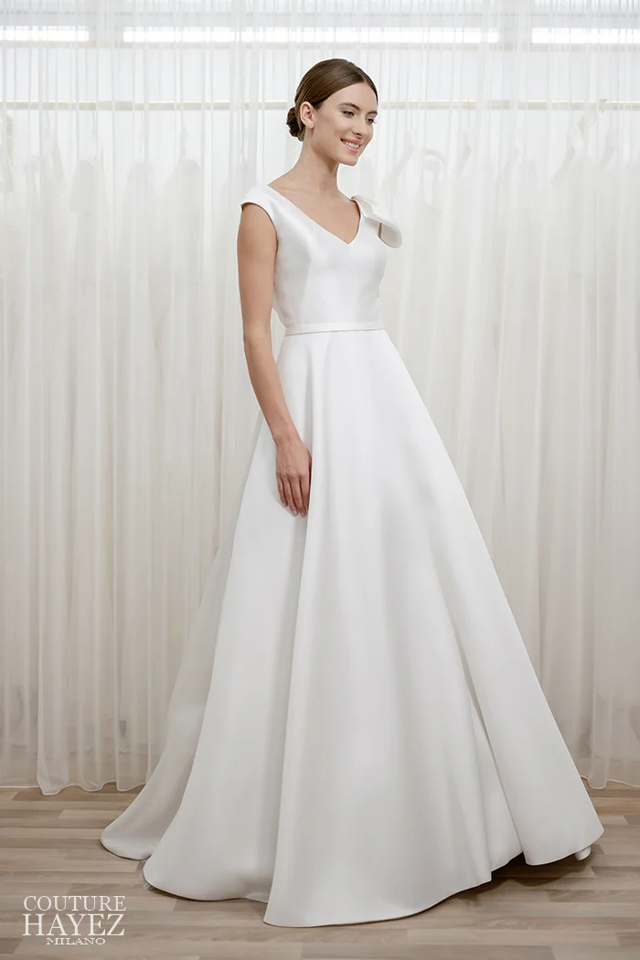 tendenze sposa 2022, atelier couture hayez, vestito da sposa semplice e liscio