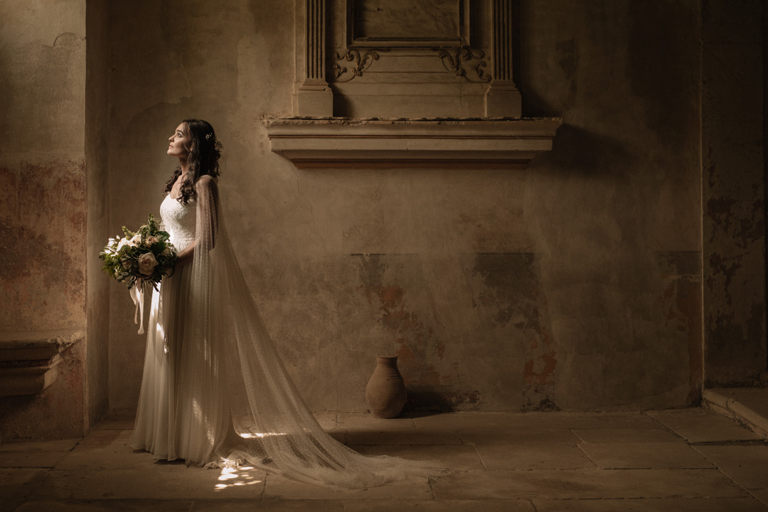 abito da sposa con spalle coperte in tulle plumetis, foto sposa con bouquet, nozze in sicilia