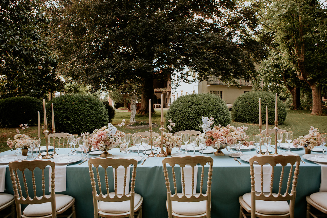 style shoot elegante, palette colori pastello per matrimonio, tavolo imperiale all'aperto