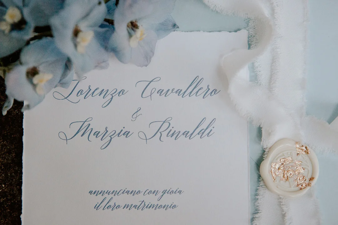 idea partecipazioni matrimonio azzurro polvere e oro, partecipazioni con carta tagliata a mano, sigillo in ceralacca